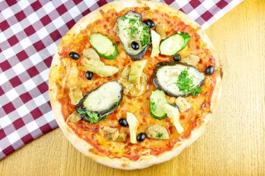 Restoran masasında pizza.