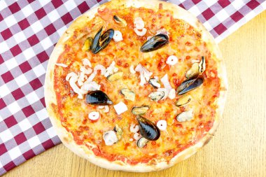 Restoran masasında pizza.