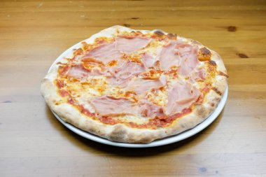 Restoran masasında pizza.