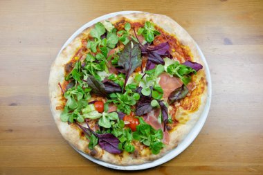 Restoran masasında pizza.