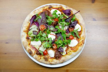 Restoran masasında pizza.