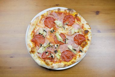 Restoran masasında pizza.