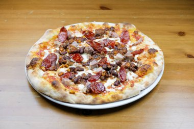 Restoran masasında pizza.