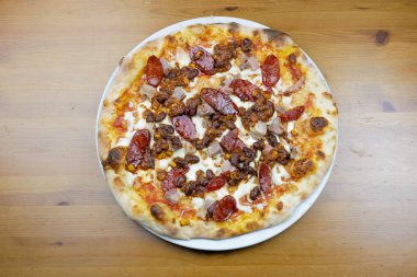 Restoran masasında pizza.