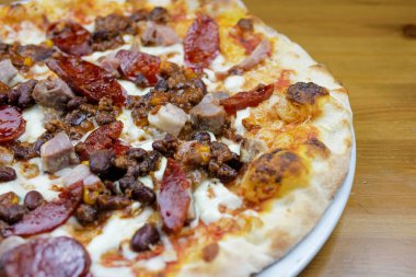 Restoran masasında pizza.