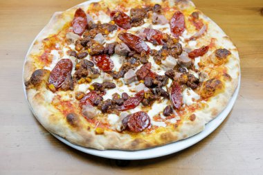 Restoran masasında pizza.