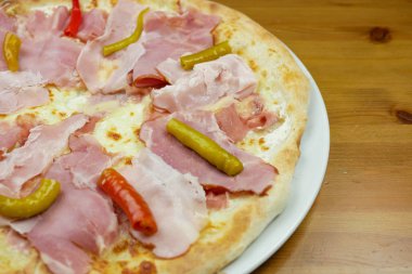 Restoran masasında pizza.