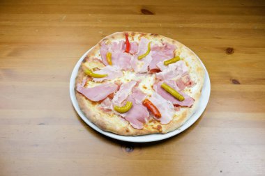 Restoran masasında pizza.