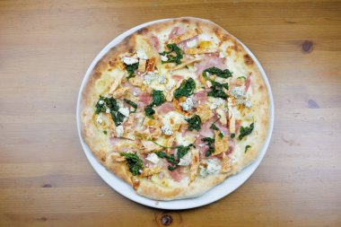 Restoran masasında pizza.