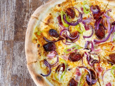 Restoran masasında pizza.