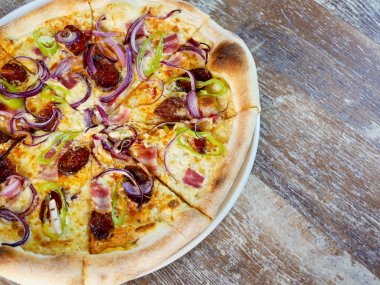 Restoran masasında pizza.