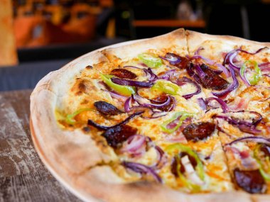 Restoran masasında pizza.