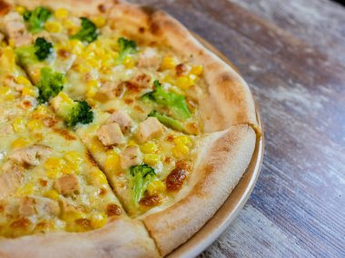 Restoran masasında pizza.