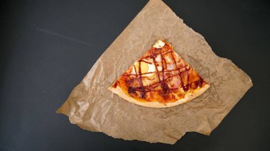 Restoran masasında pizza dilimleri.