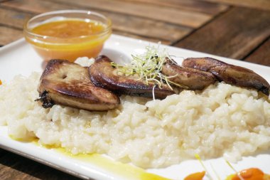 Restoran masasında domuz eti tabağı.