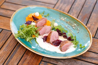 Restoran masasında domuz eti tabağı.