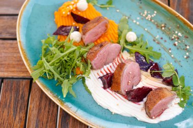 Restoran masasında domuz eti tabağı.