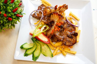 Restoran masasında domuz eti tabağı.