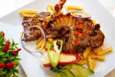 Restoran masasında domuz eti tabağı.