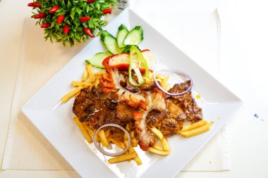 Restoran masasında domuz eti tabağı.