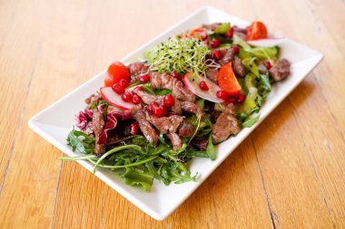 Restoran masasında domuz eti tabağı.