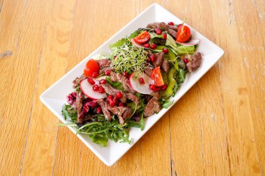 Restoran masasında domuz eti tabağı.