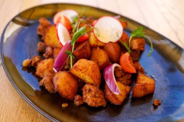 Restoran masasında domuz eti tabağı.