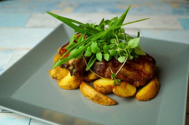 Restoran masasında domuz eti tabağı.