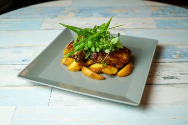 Restoran masasında domuz eti tabağı.