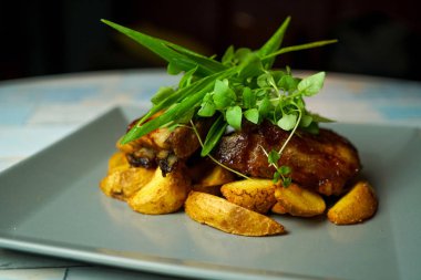 Restoran masasında domuz eti tabağı.