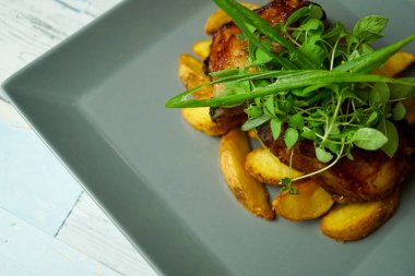 Restoran masasında domuz eti tabağı.