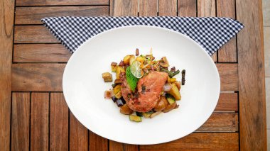 Restoran masasında domuz eti tabağı.