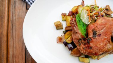 Restoran masasında domuz eti tabağı.