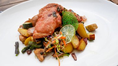 Restoran masasında domuz eti tabağı.