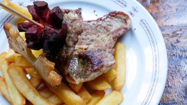 Restoran masasında domuz eti tabağı.