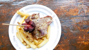 Restoran masasında domuz eti tabağı.