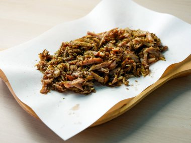 Restoran masasında domuz eti tabağı.