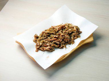 Restoran masasında domuz eti tabağı.