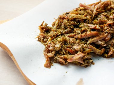 Restoran masasında domuz eti tabağı.