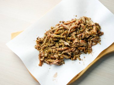 Restoran masasında domuz eti tabağı.