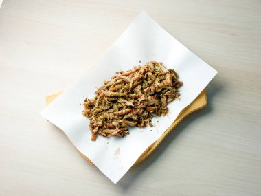 Restoran masasında domuz eti tabağı.