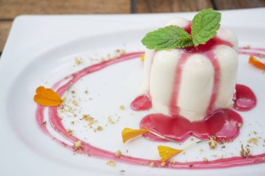 Restoran masasında puding.