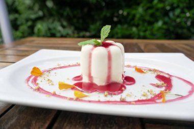 Restoran masasında puding.