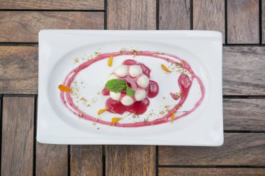 Restoran masasında puding.