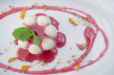 Restoran masasında puding.