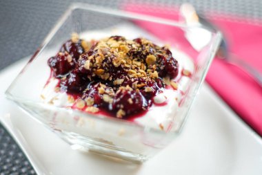 Restoran masasında puding.