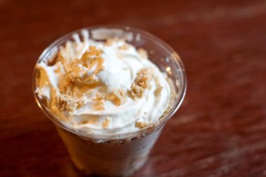 Restoran masasında puding.