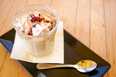 Restoran masasında puding.