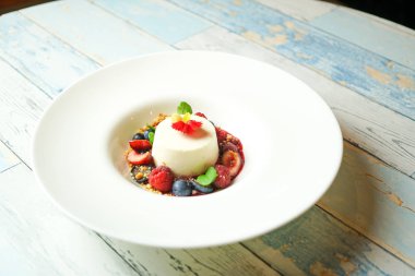 Restoran masasında puding.