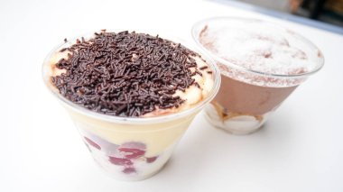 Restoran masasında puding.